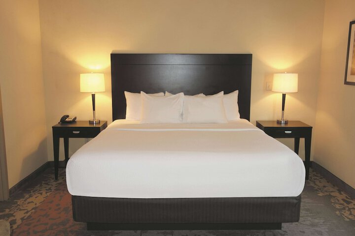 1 King Bed (3 of 26)