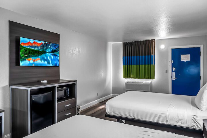 2 Queen Beds Microwave and Refrigerator WiFi Continental Breakfast (6 of 9)