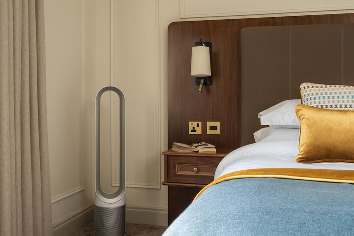 Room 27 of 102