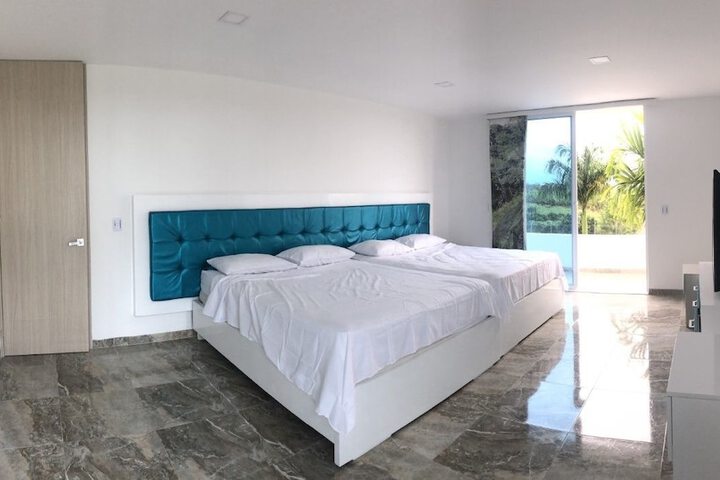 Room 6 of 18