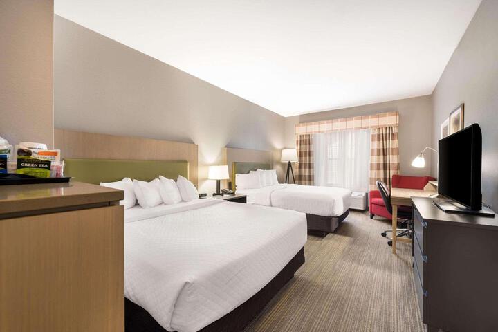 2 Queen Beds (2 of 5)