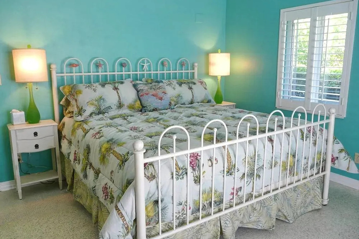 Room 5 of 16
