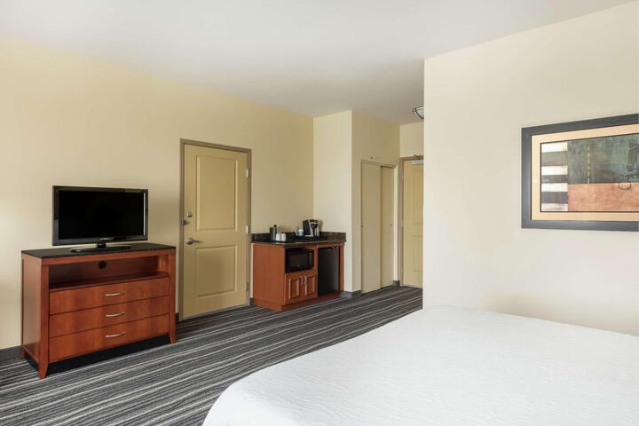 1 King Bed Hearing Accessible (11 of 25)