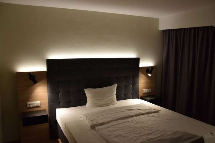 Room 6 of 11