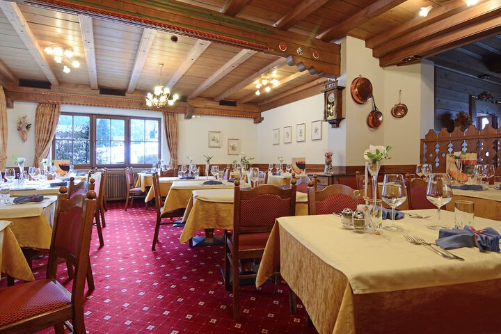 Dining 19 of 24