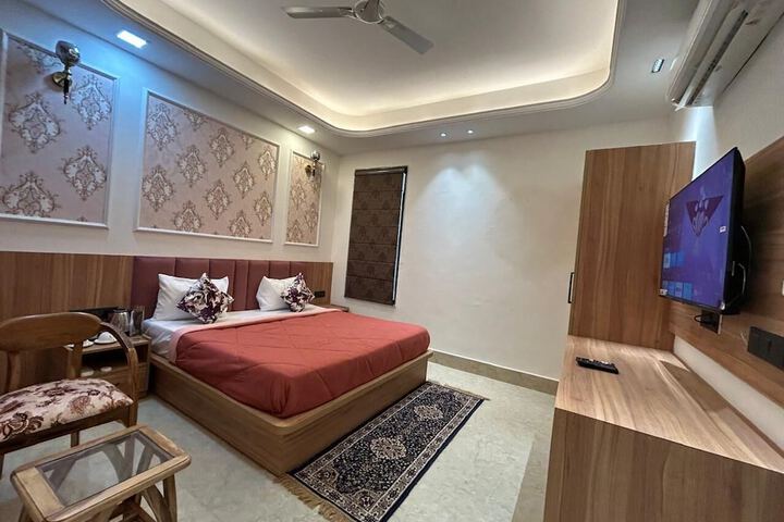 Room 6 of 10