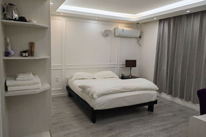 Room 4 of 13