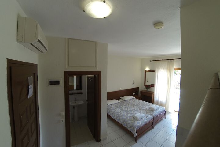 Room 3 of 33