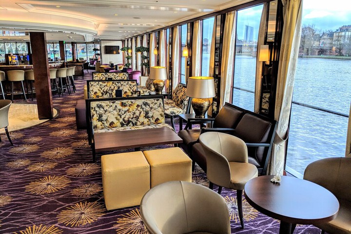 Lounge 51 of 54
