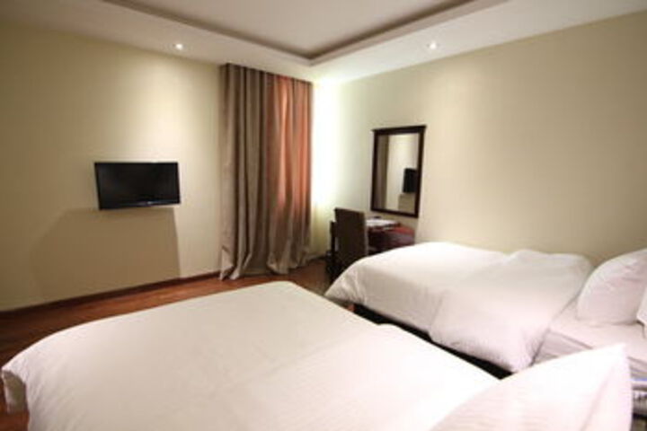 Room 6 of 16