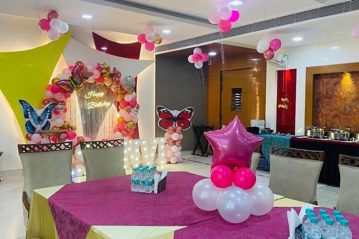 Ballroom/Hall 71 of 77