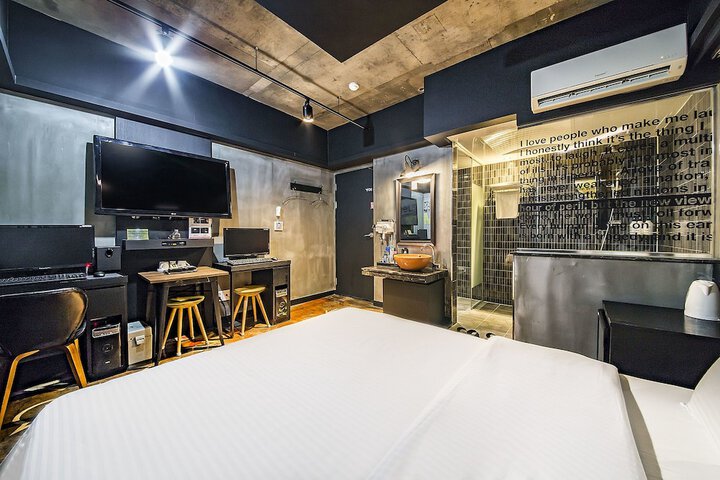 Room 4 of 10