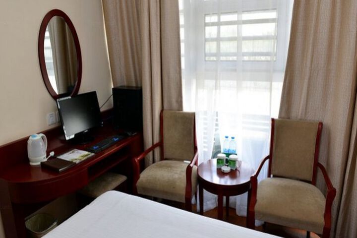 Room 4 of 8