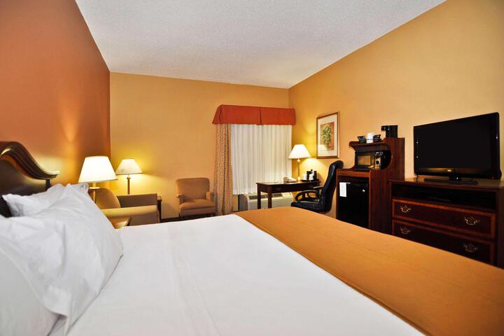 1 King Bed Mobility Accessible Communication Assistance Bathtub Full Breakfast (1 of 17)