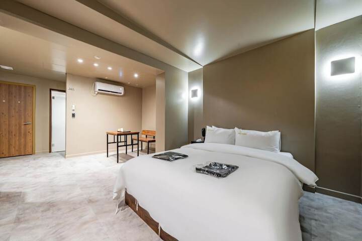 Room 9 of 26