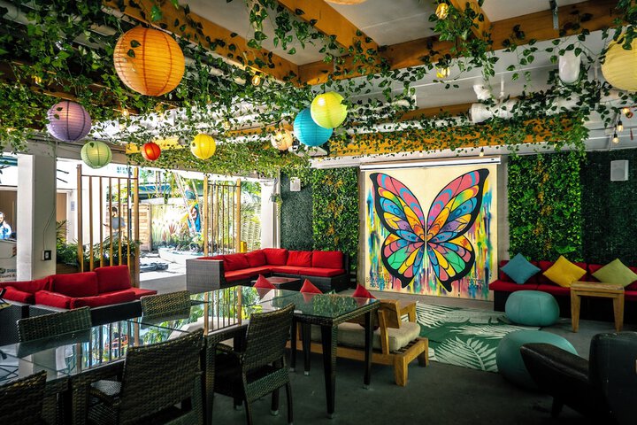 Lounge 71 of 89