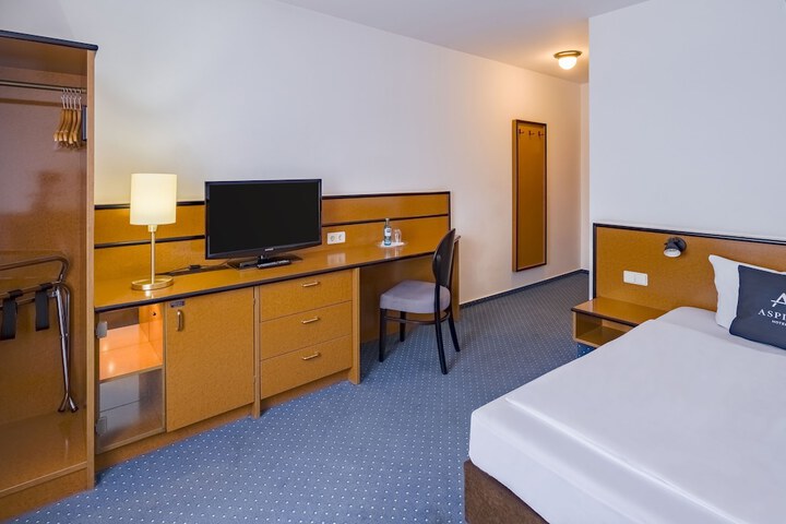 Room 8 of 30