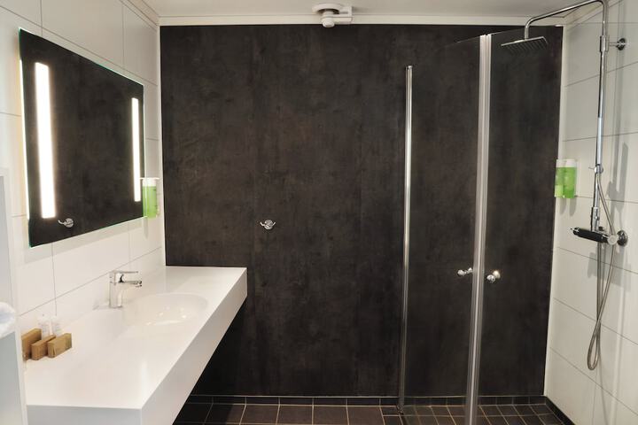 Room 16 of 40