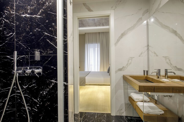Room 32 of 40