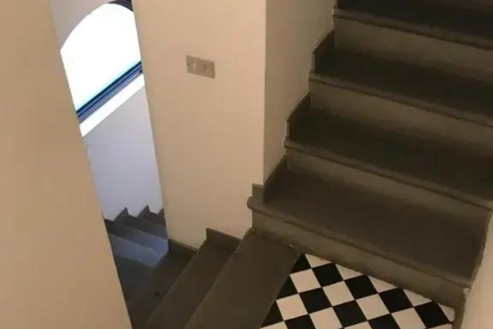 Room 9 of 12