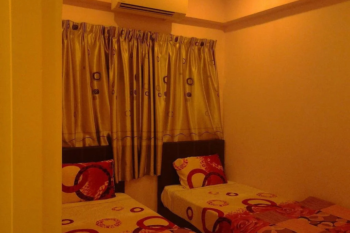Room 4 of 9