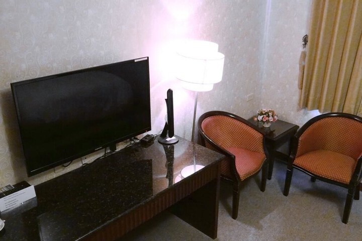 Room 13 of 37