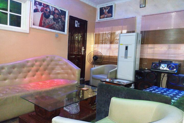 Lounge 23 of 25