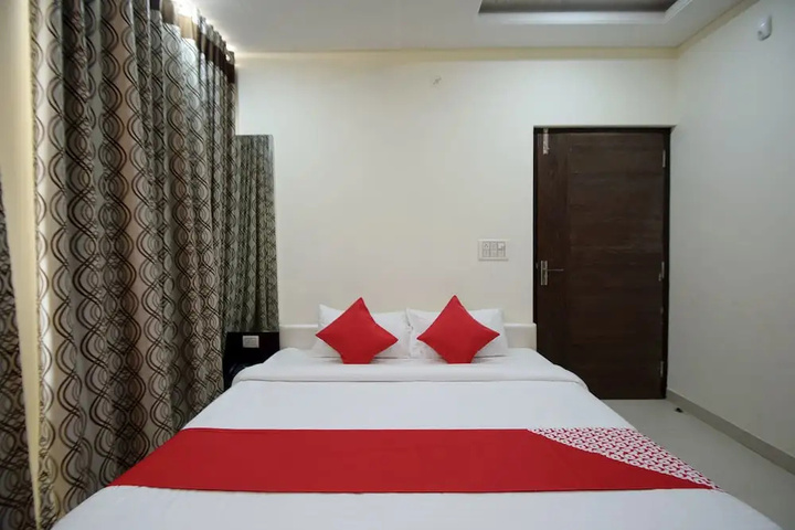 OYO Flagship 805652 Hotel Royal Inn