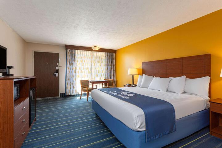 1 Queen Bed (4 of 4)