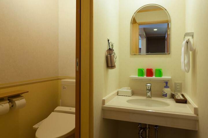 Room 18 of 33