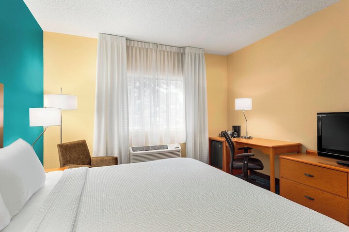 1 King Bed Microwave and Refrigerator Full Breakfast (1 of 7)