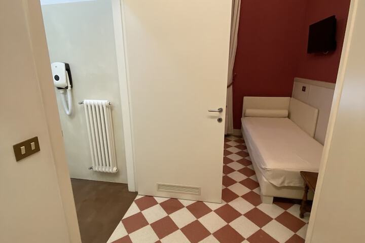 Room 24 of 180