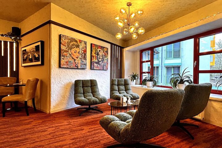 Lounge 73 of 88