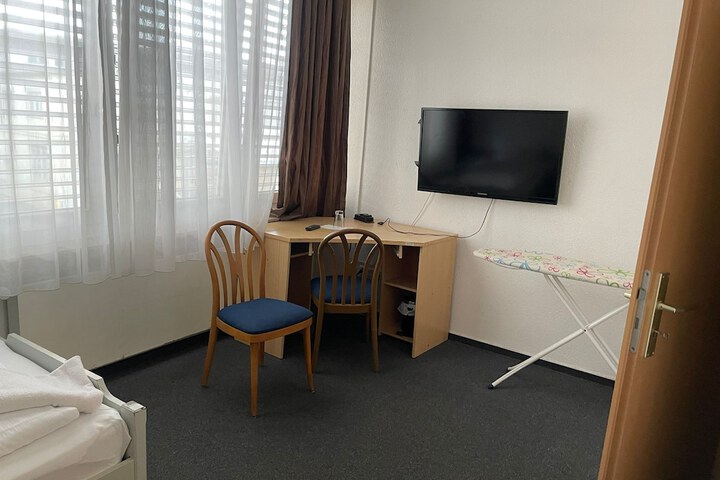 Room 5 of 8