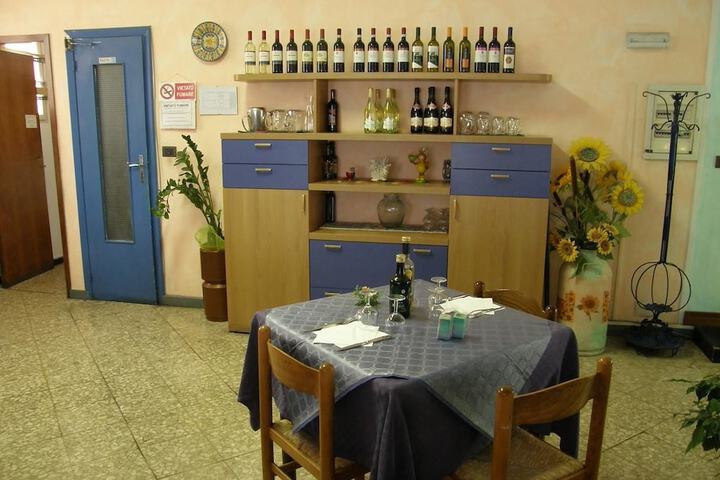 Dining 2 of 7