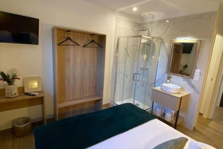 Room 4 of 16