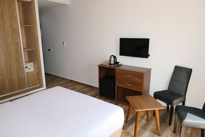 Room 27 of 49