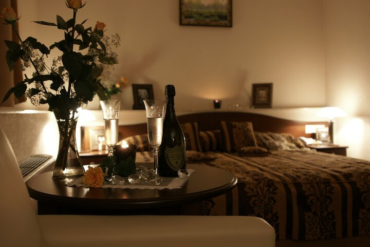 Room 32 of 60