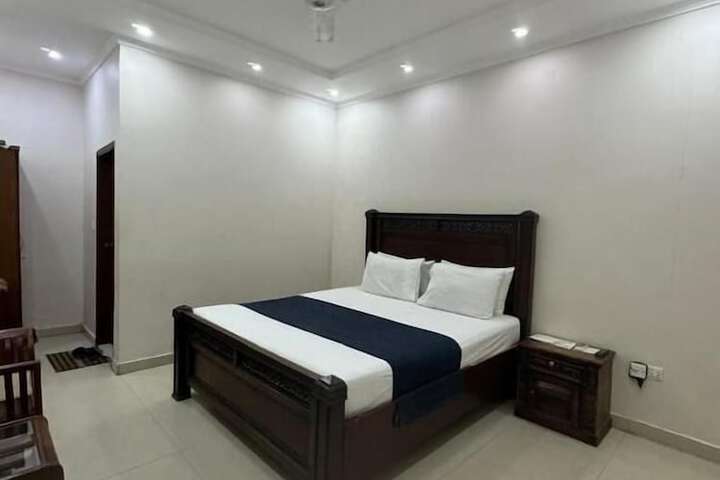 Room 9 of 16