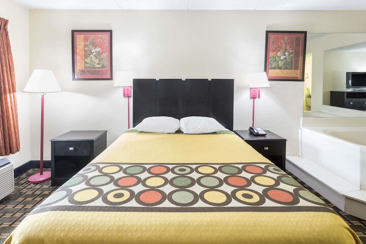 1 Queen Bed (3 of 5)