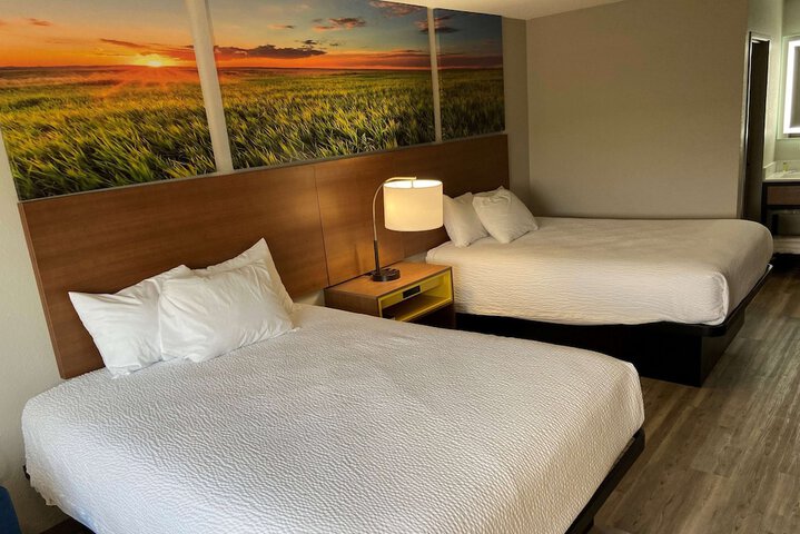 1 Queen Bed (8 of 16)