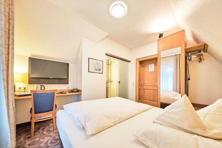Room 15 of 38