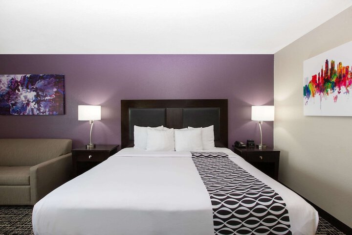 1 King Bed Deluxe Executive Room (10 of 14)
