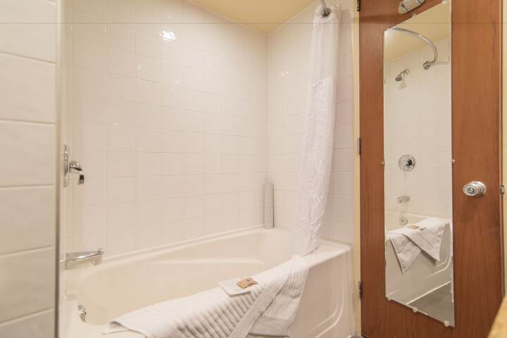 Deep soaking bathtub