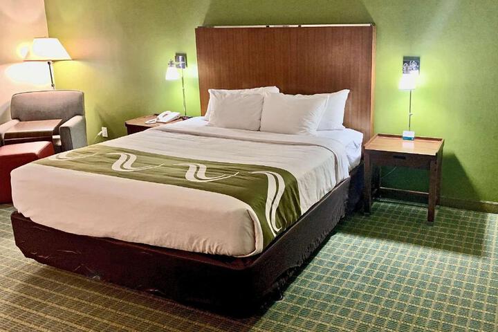 1 King Bed (2 of 18)