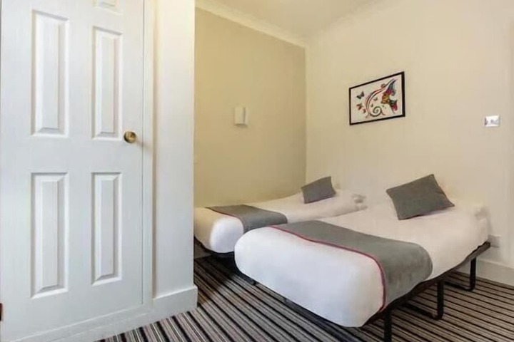 Room 17 of 32
