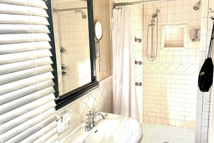 Room 17 of 29