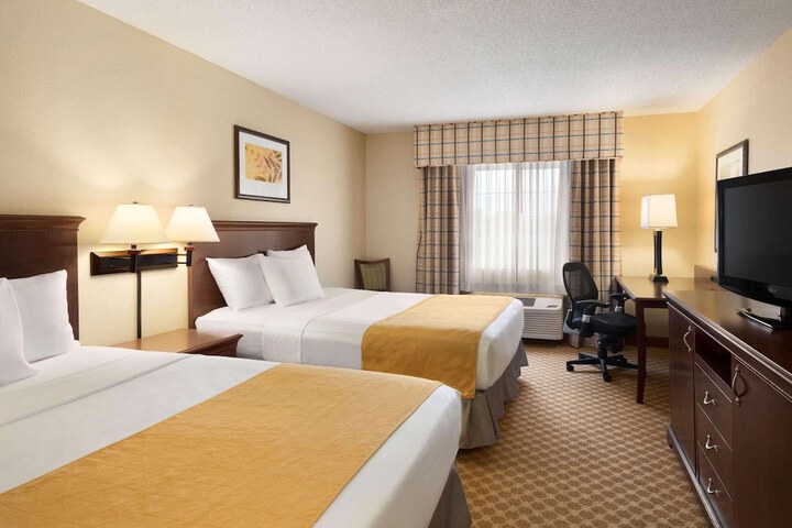 1 Queen Bed Accessible (5 of 7)