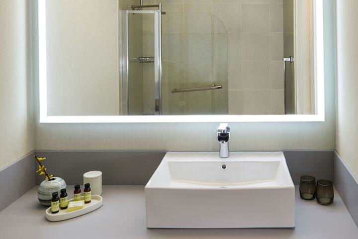 Bathroom sink