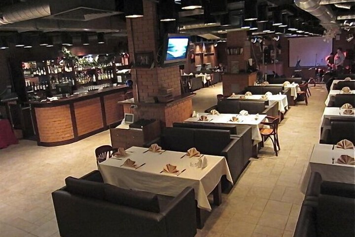 Dining 35 of 44